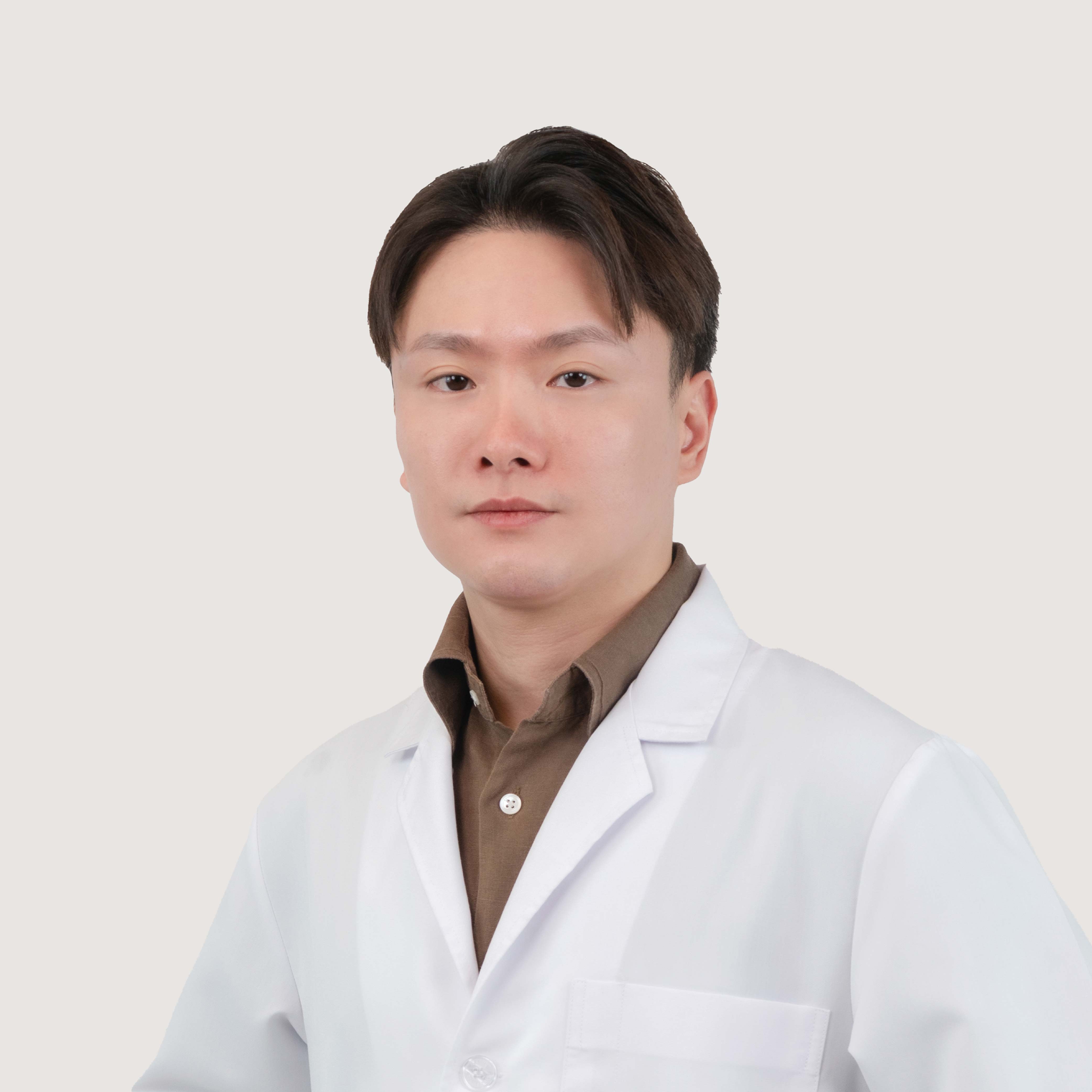 Dr Artit Songwatcharaporn, DDS.