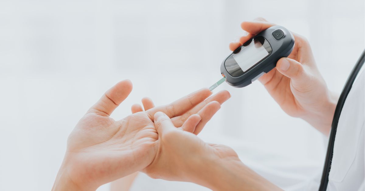 อาการ สาเหตุ และการรักษาภาวะน้ำตาลในเลือดต่ำ Hypoglycemia - Symptoms, Causes and Treatment