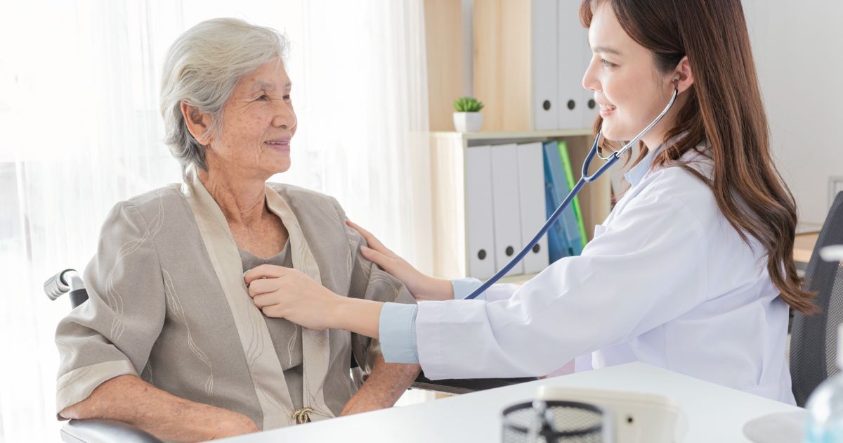 โรคลิ้นหัวใจเอออร์ติกตีบ (Aortic Valve Stenosis): อาการ สาเหตุ ปัจจัยเสี่ยง การวินิจฉัย และการรักษา