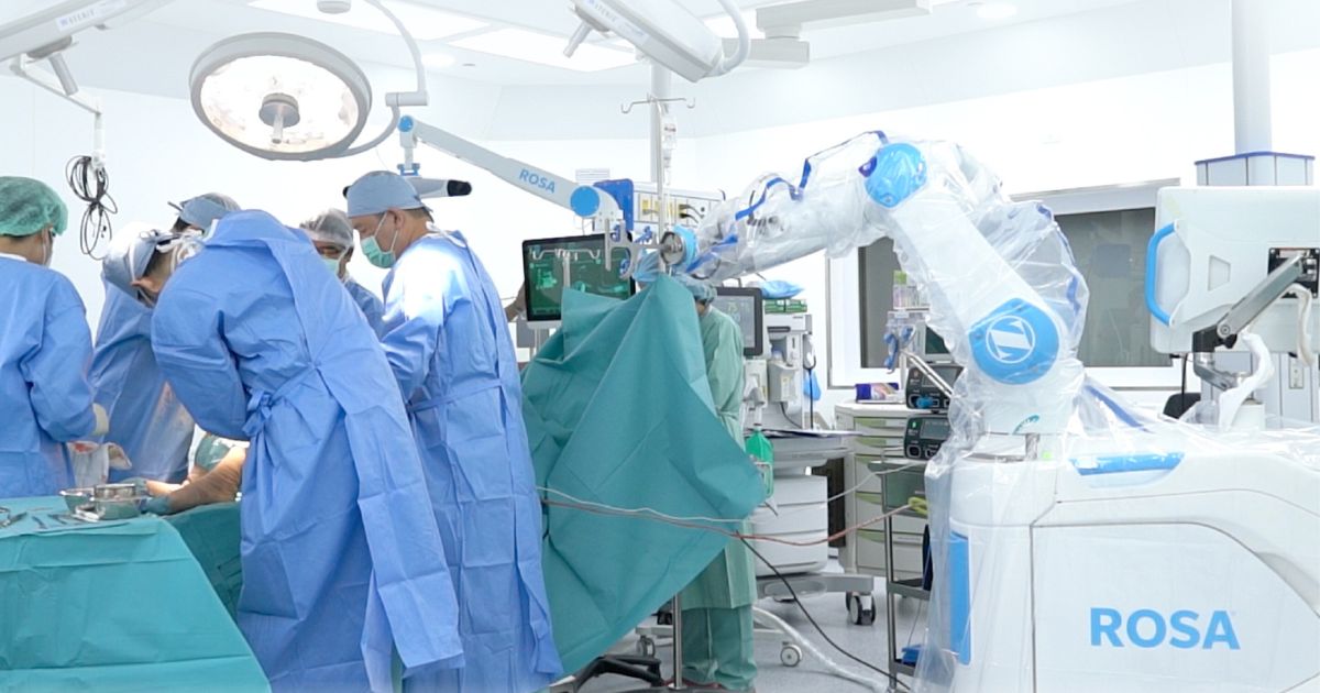 การผ่าตัดข้อเข่าเทียมด้วยเทคโนโลยีหุ่นยนต์ช่วยผ่าตัด - (Rosa) Robotic-assisted total knee replacement
