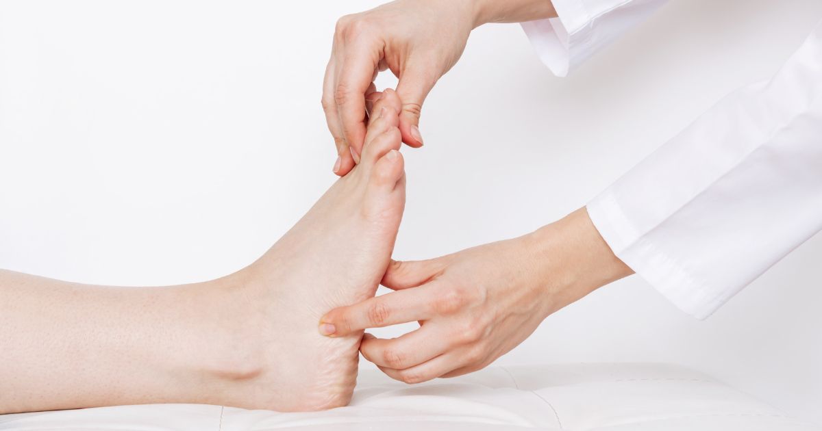 ผ่าตัดเปลี่ยนข้อเท้าเทียม ขั้นตอน ข้อดี พักฟื้นกี่วัน - Ankle replacement: Procedure, Benefits, Recovery