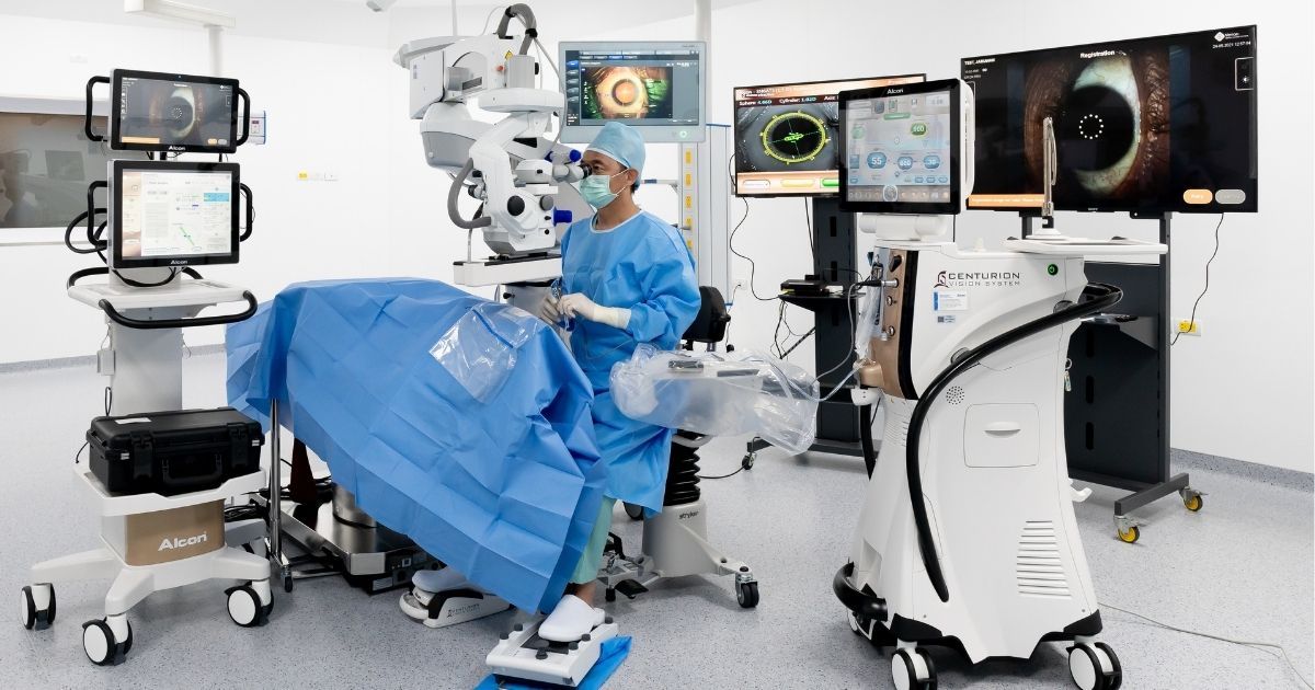 Redefine Cataract Treatment to Customized Vision Banner.jpg