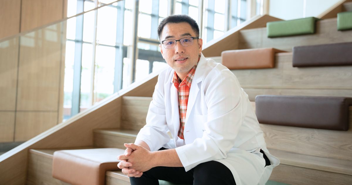 ศัลยแพทย์ ควรรู้ว่าต้องลงมีดเมื่อใด จึงจะช่วยคนไข้ให้ได้ผลดีที่สุด A surgeon must know precisely when to operate for the best surgical outcome.
